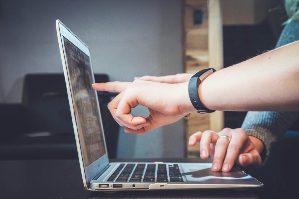 Notre équipe vérifie les avis négatifs et la possiblité de faire supprimer la fiche d'établissement Google My Business, ils vérifie les caractères de diffamation, dénigrement, injures.